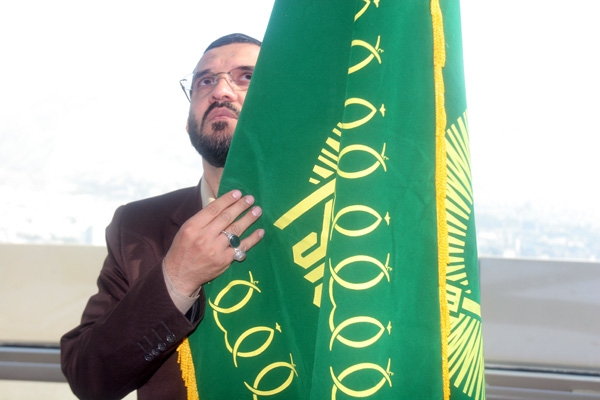 پرچم حرم امام رضا (ع) بر بلندای برج میلاد 